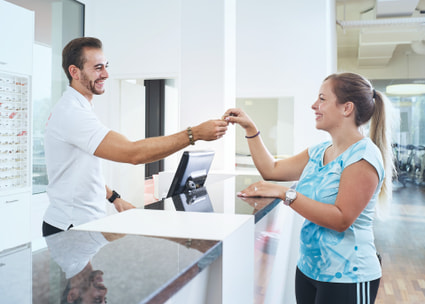 Schlüsselübergabe am Empfang eines ONE Training Centers Schlüsselübergabe am Empfang eines ONE Training Centers